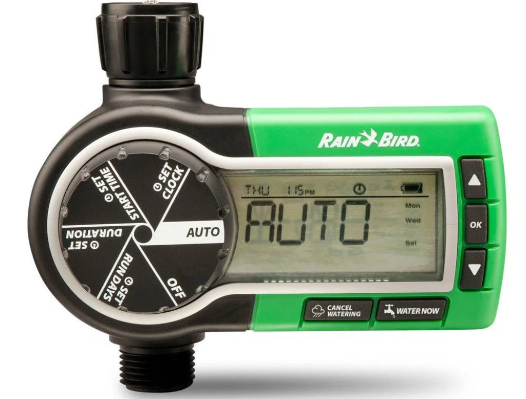 Automatisk bevattningstimer från Rain Bird med digital display och inställningsknappar.
